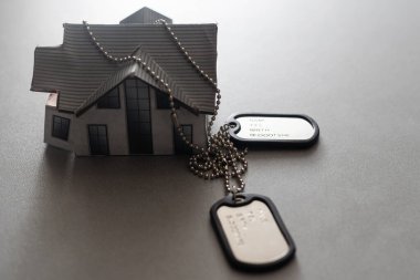 kimlik kartı ya da künye oyuncak evi.