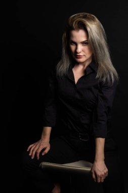 Güzellik kadını koyu arka plan üzerinde.