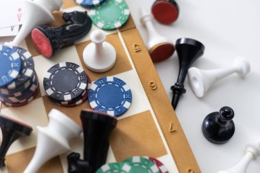 Satranç ve diğer aksesuarlar.