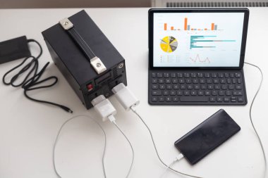 Elektrik kesintisi sırasında ışık olmadığında telefon, tablet, laptop ve diğer cihazlar için şarj istasyonu. Elektrik olmayınca jeneratör güç bankası bataryası. Elektrikli şarj edilebilir pil.