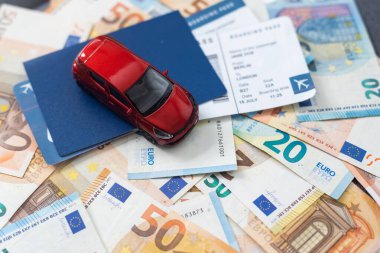 Araba kredisi, kira, araba sigortası, oyuncak araba ve para konsepti