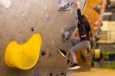 genç bir kaya duvarı tırmanışı.