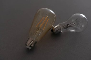 Ampullerin gerçekçi bir fotoğrafı. izole ampuller, floresan ampuller, turuncu eski nesil ampul, Tungsten ampul, ve beyaz enerji tasarrufu ampulü..