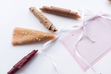 Meyve, böğürtlen ve hediye zarfı.