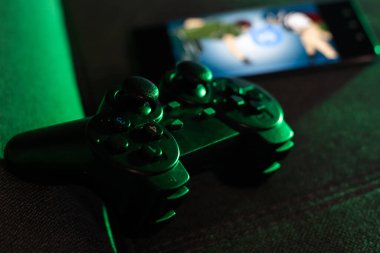 Akıllı telefon ve iki oyun kumandası. Minimalizm. Siber spor konsepti. Akıyor