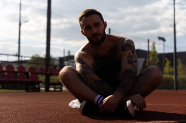 Yorgun adam koşudan sonra dinleniyor..