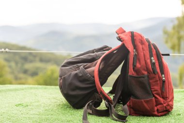 Sırt çantaları dağlarda bir terasta.