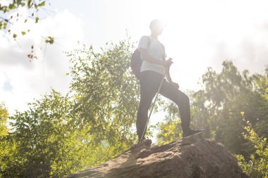 Adam bir sırt çantası ile dağlarda hiking.