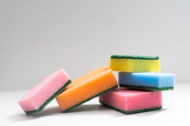 Beyaz arkaplanda sünger temizleme.