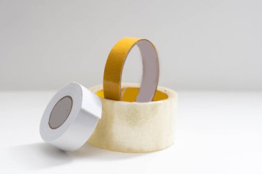 yapışkan bant izole beyaz zemin üzerine.