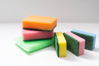 sünger beyaz arkaplanda izole edildi.