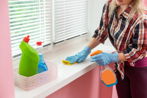 Czyszczenie Polerowanie Kobiet Pomocą Detergentu Natryskowego Sprzątania Higieny — Zdjęcie stockowe