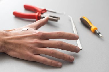 İnsan vücudunun - geleceğin teknolojisi ve sibernetik kavramı içinde biyonik mikroçip