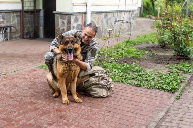 Bir köpekle askeri buluşma..