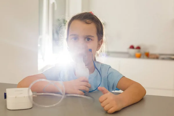 Little Girl Use Inhaler Nebulizer Child Asthma Inhaler Nebulizer Steam — Foto Stock