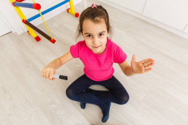 Bir işaret kalemi ile boş beyaz tahta üzerinde kopya alanı ile Kız