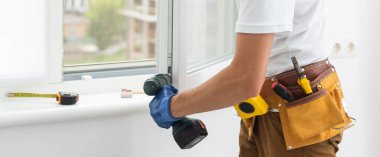 Tornavida tutan bir adamın elini kapat..