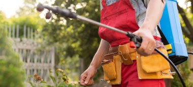 Bahçe Sulama Sistemleri. Bahçe teknisyen konut bahçede sulama yağmurlama sistemi test