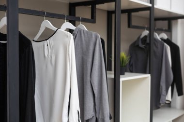 Oda iç şık giysileri ile modern dolap.