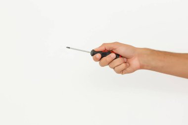 İzole edilmiş beyaz arkaplan ile el ele tutuşan kablosuz tornavida