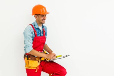 Panosu olan çekici bir işçi..