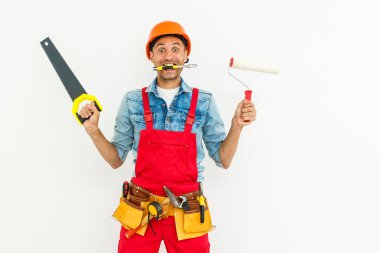 Oda boyası. Beyaz arka planda boya silindirli bir ressam..