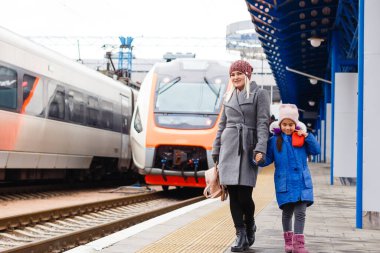 Metro istasyonundaki yolcular. Anne kız tren istasyonu..