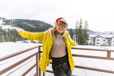 Mutlu kız giyinmiş Kayak veya snowboard moda maske gözlük. Dağ manzarası. Aşırı macera. Kış Kayak Merkezi