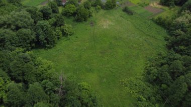 Göl kenarındaki tarım arazileri. İlkbahar Hava Görünümü.