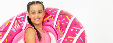 Sevimli küçük kız büyük pembe lastik yüzükle eğleniyor, yaz tatillerini geçiriyor..