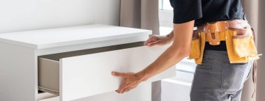 Mobilya tamir eden genç bir erkek işçi..