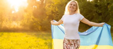 Ukrayna bayrağı taşıyan güzel bir kadın..