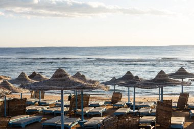 Mavi gökyüzü ile hasır plaj şemsiye