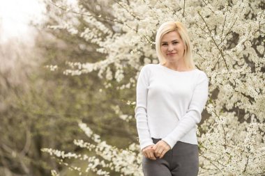 çiçeklenme içinde güzel genç kadın kiraz çiçekleri Bahçe