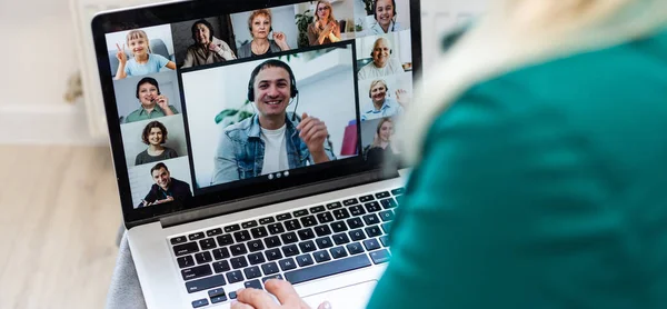 Ofiste iş arkadaşlarıyla görüntülü konuşma yapan bir kadın..