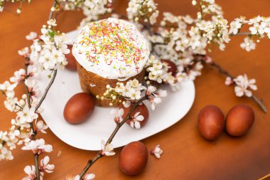 Bahar çiçekli renkli Paskalya yumurtaları. Renkli yumurta tatili sınırı. Paskalya pastası.