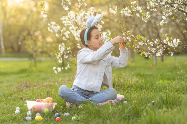 Paskalya tatil çimde oturma sevimli küçük kız