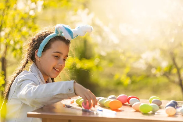 Felice Ragazza Adolescente Indossare Orecchie Coniglio Con Uova Pasqua Giardino — Foto Stock