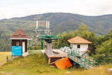 Dağlardaki eski terk edilmiş ahşap kaldırma istasyonu..