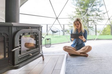 Evde takılan muhteşem serbest yazar çevrimiçi alışveriş yapıyor, çok rahat, içeride tasarım yapıyor..