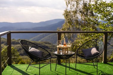 Geceleri balkonda, mobilyaların içinde..