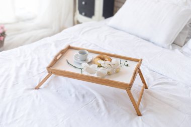 Yatakta kahvaltı tepsisi, sevgililer günü konsepti..