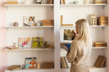 Gülümseyen kadın evde dinleniyor..