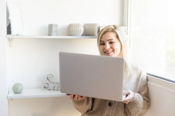 Mooie Jonge Vrouw Casual Kleding Met Behulp Van Laptop Glimlachen — Stockfoto