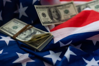 Usa ulusal bayrağı ve para birimi para banknotları kullanıyordu. İş ve finans kavramı.