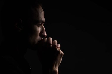 Gri arka plan üzerinde dua yakışıklı bir adamın portresi.