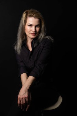 Kadın siyah bir arka plan siyah.