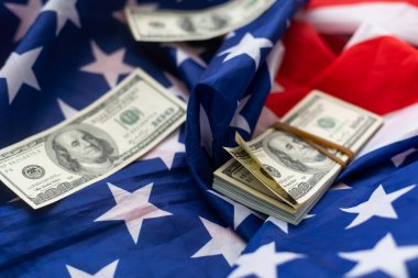 Amerikan bayrağı ve dolar banknotları. İş ve finans kavramı.