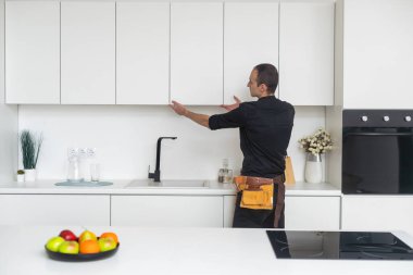 Genç tamirciyle mutfakta genel yükleme çekmecede.