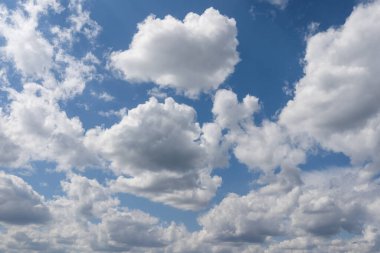 Yaz mavisi gökyüzü bulutu gradyan açık beyaz zemin. Güneşin altında bulutsuz güzellik sakin kış havası